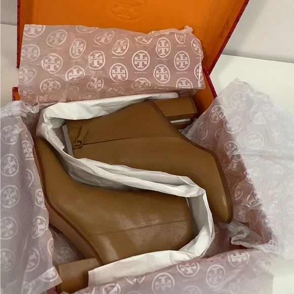 Tory Burch Leather Ankle Booties 👢 - Picture 8 of 9